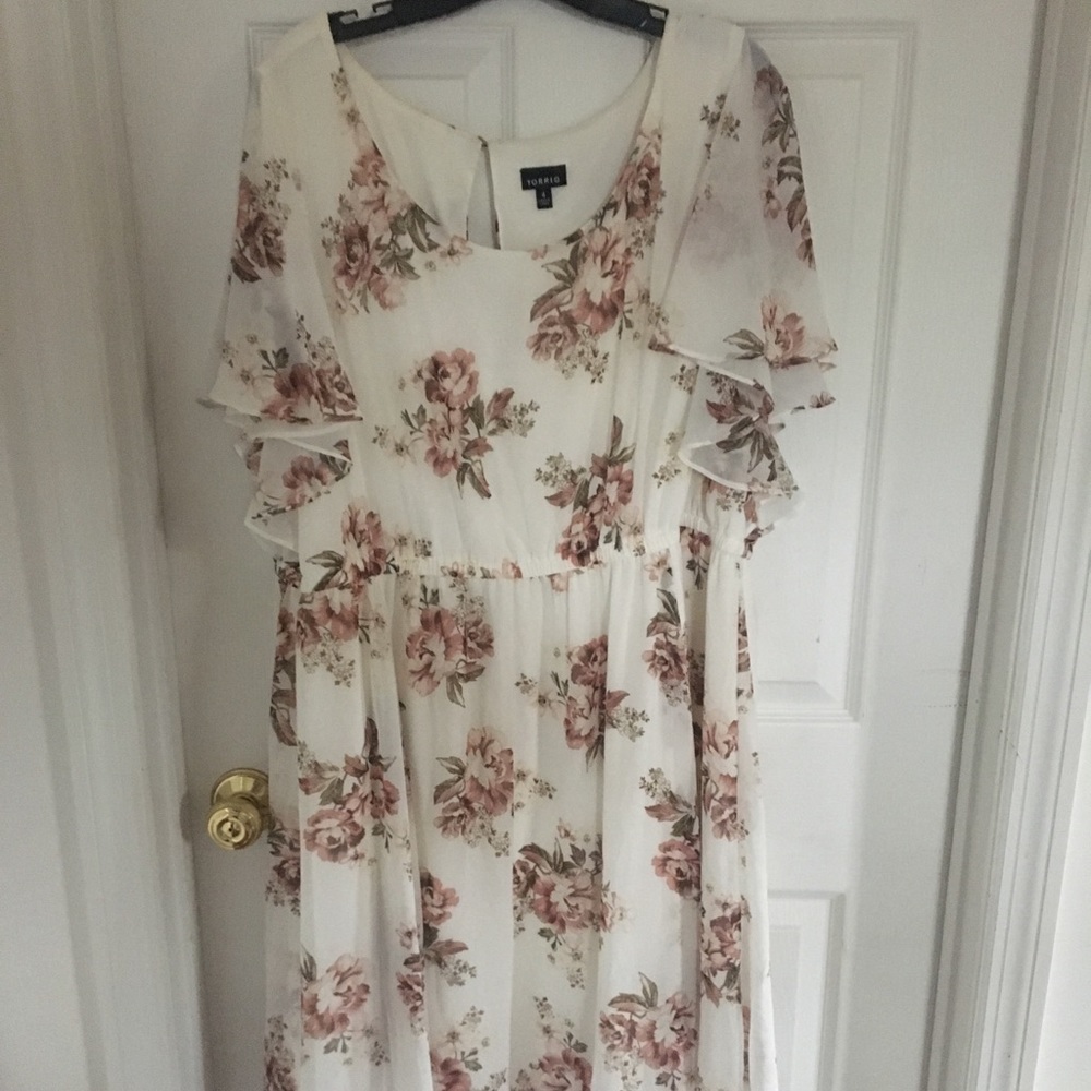 Flutter-sleeve Torrid Size 4 chiffon dress